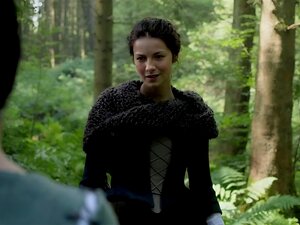 Лаура Донели гола - Аутландер С01Е14