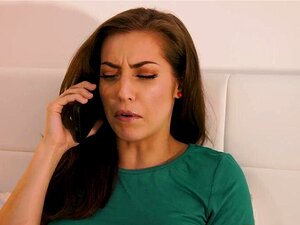 Spencer Bradley Praat Aan De Telefoon Met Een Vriend Over Spencer's Stiefbroer Donnie Rock. Haar Vriend Vertelt Haar Dat Donnie Beroemd Is Spencer Besluit Het Zelf Op Te Zoeken Ze Nam Zijn Telefoon En Ontdekte Wat Hij Een Pornoster Is En Probeerde Hem Uit