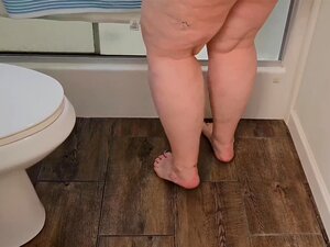 Ik Betrapte Een Amorele Loodgieter Terwijl Hij Aan Mijn Onbescheiden Slipje Snuffelde In De Wasruimte, En Liet Hem Zijn Sperma Op Mijn Gezicht Aftappen