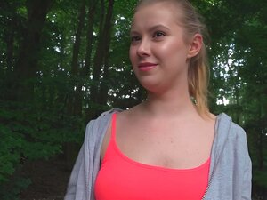 Заводљива Европска тркачица изашла је напоље пре него што је у овом врло еротском пару појебала пичку и курац у првом лицу
