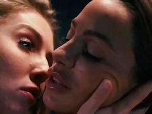 Laat Je Meeslepen Door De Gepassioneerde Avonturen Van Verleidelijke Abigail En Onweerstaanbare Lena In Een Stomende Film Die Je Hart Sneller Doet Kloppen. Bereid Je Voor Op Een Onvergetelijke Seksuele Ontmoeting Die Je Steeds Weer Terug Wil Laten Komen. 