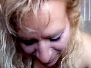 Titta På Hur Denna Mogna Slampa Arbetar Sin Magi På En Lycklig Kuk, Bedjande Om Hans Heta Sperma över Hennes Ansikte. Upplev Amatör Lusten På Sitt Finaste I Den Här Nya Videon!