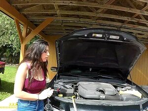 Roadside - Latina Wife Has Sex With Her Mechanic Outside