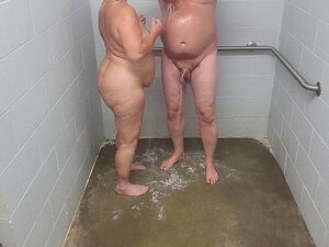 Puoliso Ja Kultahiuksinen Vaimo Suihkussa