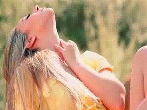 Η γλυκιά ξανθιά μωρό Sophia Knight παίζει με τον εαυτό της