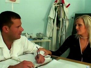 Haar Gyneacoloog Helpt Het Sletje Van Haar Kutprobleem Af,