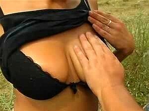 Dwóch Facetów I Dziewczyna Na Farmie