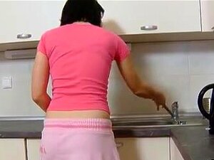 Dasha Danas čeka Na Svom Kuhinjskom Pultu Sama U Ružičastom Outfitu. Dasha Je Svježa I Seksi Brineta, A Nosi Ružičasti Seksi Top I Suknju I čeka Svog Posjetitelja Danas