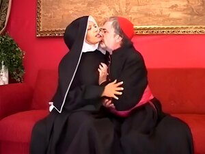 Karvainen Italialainen Nunna Saa Perseensä Pannuksi,