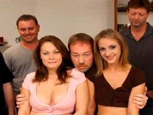 Två Heta Slampor Gangbang För Bukkake