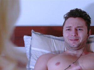 La Sorellastra Paga Con Il Sesso Dopo Aver Schiantato L'auto Dei Fratellastri. La Sorellastra Carina Chloe Cherry Ha Preso In Prestito L'auto Dei Suoi Fratellastri, L'ha Distrutta E Lo Lascia Scopare Finché Il Meccanico Non L'ha Riparata