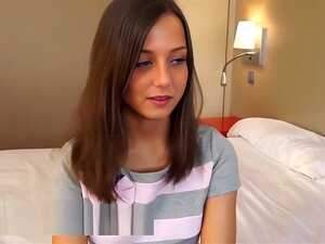 Smal Brunett I En Djup Anal Casting-session,