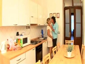 MILF Dobiva Dobro Rogering U Kuhinji