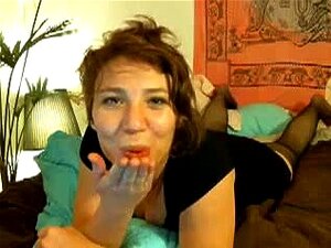 Hfc Ranskalainen Mimmi, Tämä Kypsä Punapää Huora, Rakastaa Panna Ja Imeä Seksilelujaan Webkamerassa. Hän Riisuu Aluksi Ennen Kuin Menee Sekaisin Dildo Pillussaan Ja Suussaan