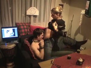 Hete Seksactie Met Mijn Vriendin, In Deze Hete Amateurvideo Kun Je Kijken Hoe Ik Neuk Met Mijn Blonde Stoute Engel Na Een Lekker Diner. Ze Liet Me Kreunen Toen Ze Mijn Lul Begon Te Zuigen, En Toen Neukten We Als Een *** Loopse