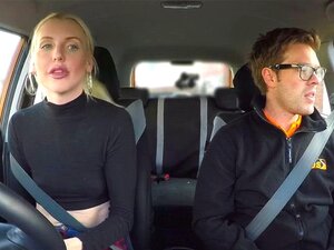 Nach Der Fahrklasse Fickt Eine Blondine Im Auto