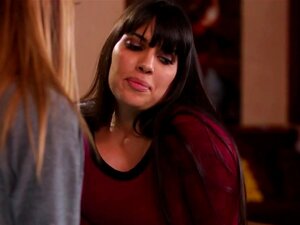 Madrasta Assistindo Sua Amiga Lésbica E Sua Enteada