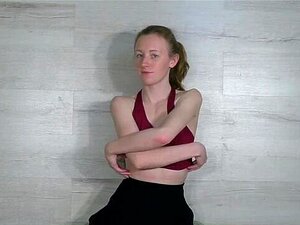 Emma Fantasy Masturbeert Op Haar Groene Stoel