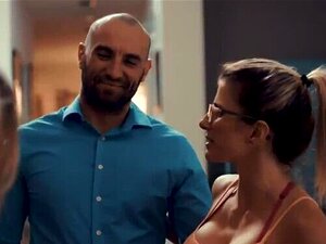 Ta Scena To Czysta Magia! Cheerleaderka Mackenzie Moss Zostaje Oszukana Na Seks Z Trenerem Cory Chase I Mężem Stirlingiem Cooperem!