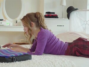 Alexis Cristal Studerte For Sin Menneskelige Seksualitetsklasse, De Ringte Opp Alexis' Kjæreste Denis For å Hjelpe Til Med Deres Lille Kjærlige Leksjon, Og Kristal Lærte Alexis Alt Hun Vet, Fra Hvordan Man Gir En Fantastisk Blowjob, Til Hvordan Man Spiser