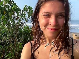Sexe Risqué D'une Petite Mignonne Russe En Vacances 60FPS. Un Couple Amateur Russe Devient Coquin Presque En Public. Une Adorable Mignonne Aux Yeux Bleus Montre Ses Seins Sur La Plage, Se Masturbe En Gros Plan Et Se Fait Baiser En Missionnaire Jusqu'à Un