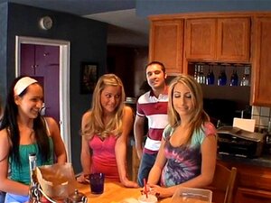 Прљава и провокативна оргија. Вруће пичке су одушевљене током дивљег групног секса