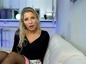 Пасторак се брине о гладној пички своје МИЛФ маћехе. Плавуша МИЛФ маћеха Ешли Фирес ушуња се у кућу након што се упусти у лукаву забаву да одврати пасторка од својих недела, она га заводи и шири ноге на каучу и узима га