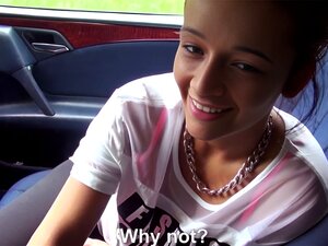 Tauchen Sie Ein In Das Wilde Erlebnis Einer Gestrandeten Tschechischen Schönheit Mit Einem Rebellischen Charakter Und Einem Gepiercten Paradies. Beobachten Sie Ihr Verführerisches Abenteuer In Dieser Authentischen Outdoor-Action, Wo Vergnügen An Jeder Eck