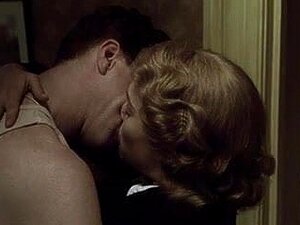 Experimenta El Lado Sensual De Sophia Myles. Esta Rubia Británica Te Dejará Suplicando Por Más Con Sus Escenas De Softcore Y Besos Inolvidables. ¡No Te Pierdas A Esta Seductora Celebridad!