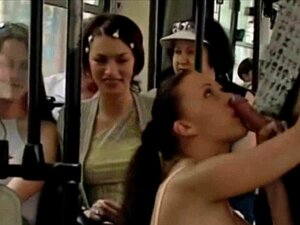 Јавни секс у градском аутобусу. Девојка и момак се јебу у аутобусу пред свим бесним шокираним путницима