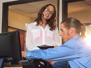 Seksowna Laska Jade Nile W Okularach Dostaje Spermę Na Cycki, Seksowna Brunetka Jade Nile W Okularach Dostaje Spermę Na Swoje Jędrne Cycki Po Tym, Jak Jej Cipka Zostaje Dobrze Zajebana Na Biurku W Biurze