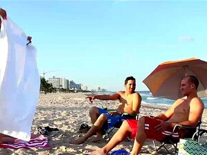 Gorący Ojczymowie Zrobili Swoje Pierwsze Ruchy Na ślicznotkach. Gina Valentina I Kobi Brian Wrócili Do Domu Wakacyjnego Z Gorącymi Tatusiami Na Orgię W Stylu Uber Rozpusty I Gryzienia Poduszek, Oczywiście Gorący Ojczymowie Wykonali Swój Pierwszy Ruch, Liż