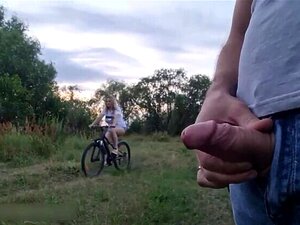 En Man Visar En Kuk För En Okänd Vacker Tjej