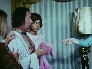 Стари човек јебе са 4 голе свеже даме (1960-е винтаге)