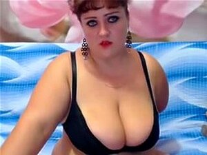 Њене слатке сисе у врућем порно видеу, моја девојка је стварно неваљала кучка која воли да дражи мој курац шаљући ми порно видео снимке са њом. У овом секс видеу се понаша као јебена порно звезда и показује ми на веб камери своје чврсте диње