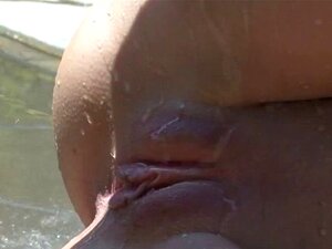 Blondi Bikinimalli Rakastaa Olla Alasti