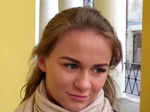 När Jag Först Träffade Jenny Såg Hon Ut Som Att Hon Inte Ville Ha Något Med Kameror, Skådespeleri Och Sånt Att Göra, Men Som Det Visade Sig Senare Har Hon En Rejäl Talang. Jag övertalade Denna Tonåring Att Ge Den Ett Försök Och När Hon Väl Var I Min Atelj