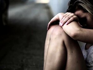 Άστεγη μικροκαμωμένη γλυκιά γαμιέται από ένα σκληρό καυλί ενός πλούσιου άντρα