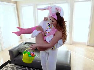 Slatkica Summer Brook Dobiva Pičku Nabijenu Od Slučajnog Tipa. Summer Brooks Je Mala Uskršnja Zečica S Samo Jednim Ciljem: Da Je Jebe Muški Uskršnji Zec Da Ponovno Napuni Njihovu Umiruću Pasminu. Njena Pička Dobiva Batine U Više Poza Dok Nije Bila