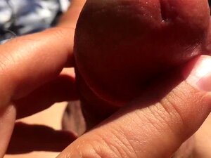 Vorsperma, Das Draußen Einen Großen Weißen Schwanz Streichelt