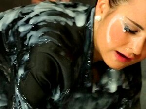 Gloryhole Kurva U Najlonkama. Gloryhole Kurva U Najlonkama Dobiva Bukkaked U Lažnoj Spermi