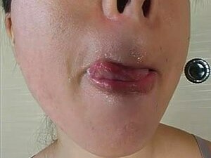 Japońska Laska Smaruje Spermą Swoje Gardło, Japońska Laska Bawi Się Spermą Jak Spermą, Prawdopodobnie Czarujące Skondensowane Mleko