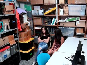 Dos Ladronas Lindas Son Atrapadas Y Luego Folladas Por Seguridad