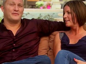 Volwassen Koppels Stemmen In Met Een Volledige Swap Voordat Ze Eropuit Gaan Om Zich Klaar Te Maken