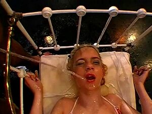 Гангбенг и пишање. Секси лепотица се навлажи док пиша од фрајера током снимања