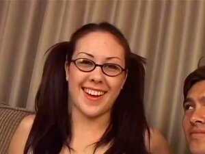 Natalia Gabor Spruter Porno Med Kjæresten Sin Max. Natalia Gabor Ser Søt Ut Med Håret I Musefletter Og Briller! Satt Med Kompisen Max, Prater Paret Med Vår Skytter En Stund Før De Begynte å Jobbe. Gir Hverandre Et Kyss Og