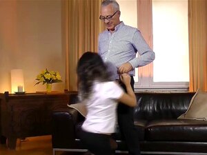 Европска отмена риба задиркује старца, а затим добија жестоко јебање