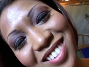 Dos Chicas Asiáticas Compartidas En Una Sola Polla