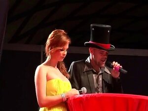 Kuumat Tytöt Poseeraavat Alasti Striptease-esityksessä