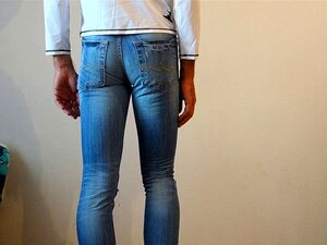 Crossdresser In Strakke Gescheurde Skinny Jeans